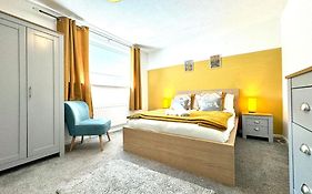 The Alnham, Large 3 Bed Apartment, Close To The City